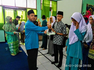 Di Luar Dugaan, Fandra Persembahkan Tropy Buat MTs Babbusalam